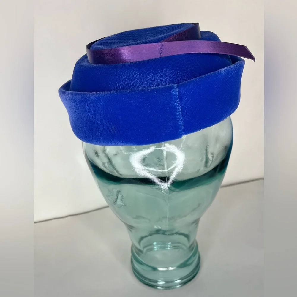 Vintage 1970s blue velvet pillbox hat with purple ribbon detail, EUC - Picture 3 of 9